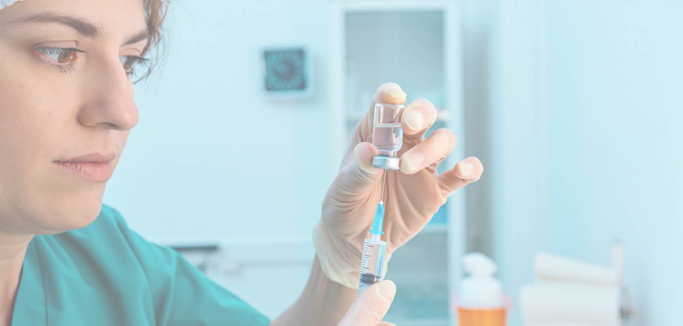 Медик-женщина готовит инъекцию